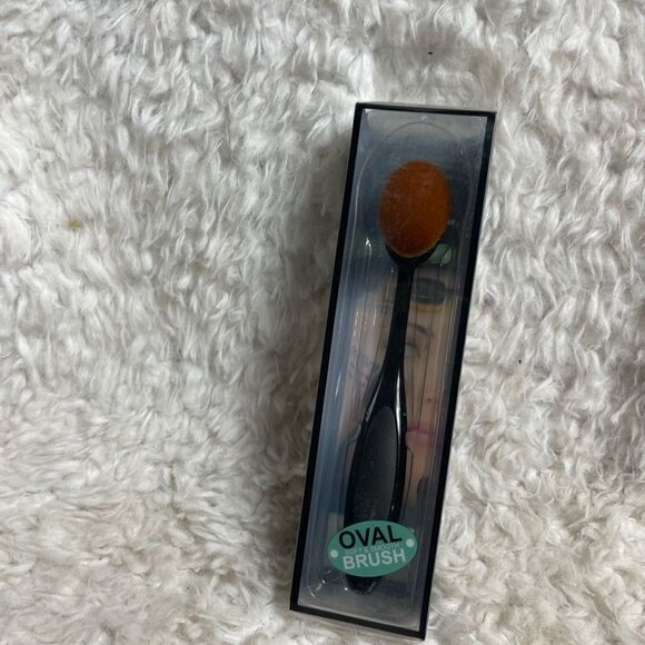New in box Oval Blending & Contouring Brush - Picture 6 of 6